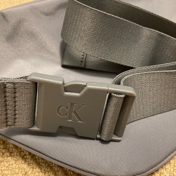 Calvin Klein lightweight sling bag - Picture 2 of 6